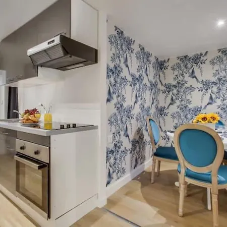 Modern French Studio Charm In The City דירה *