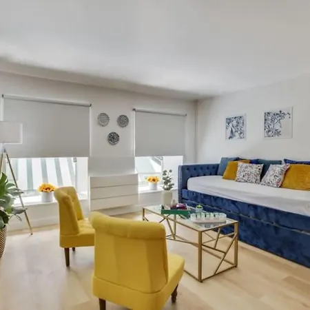 Modern French Studio Charm In The City דירה