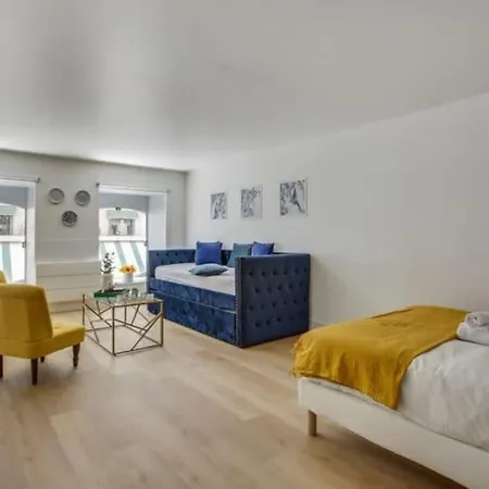 Modern French Studio Charm In The City פריז