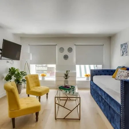 Modern French Studio Charm In The City דירה *